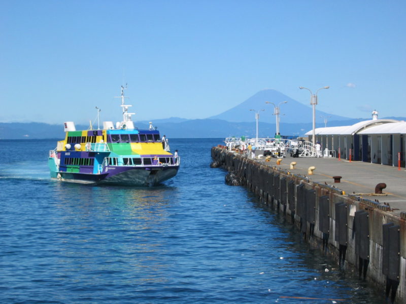 大島岡田港と富士山
